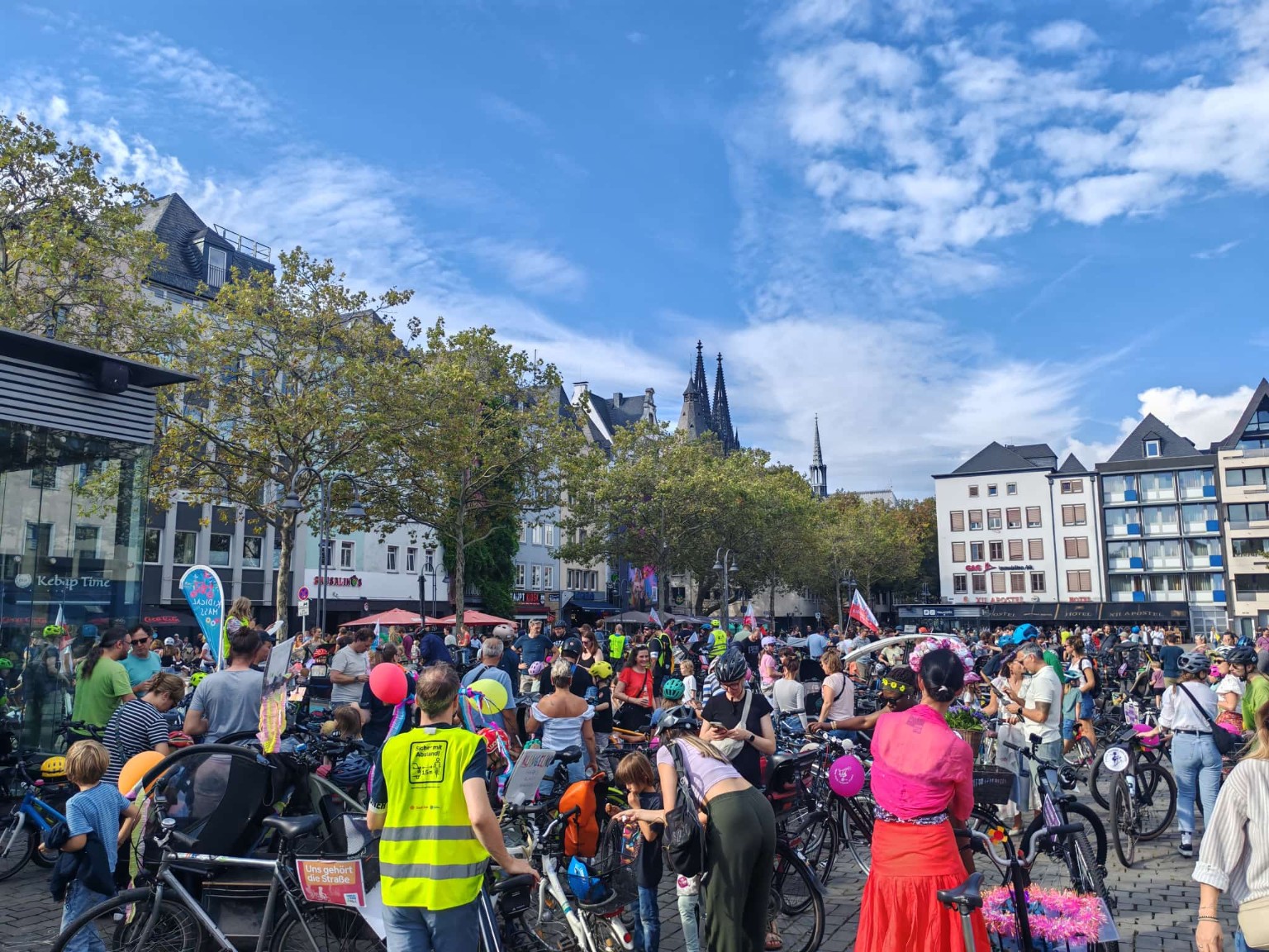 Viele Fahrräder und Teilnehmende bei der gemeinsamen Kundgebung am Heumarkt